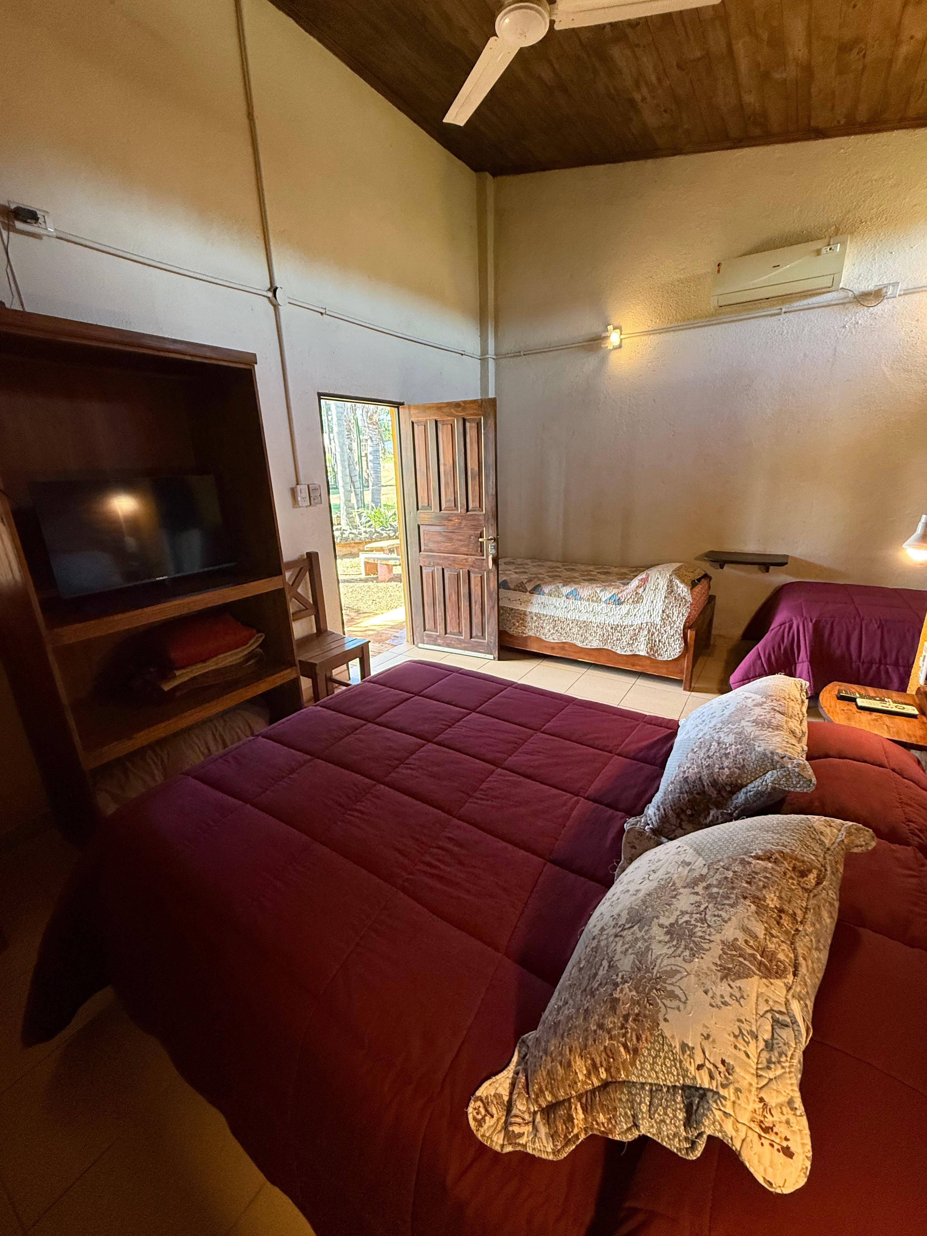 Habitación con múltiples camas