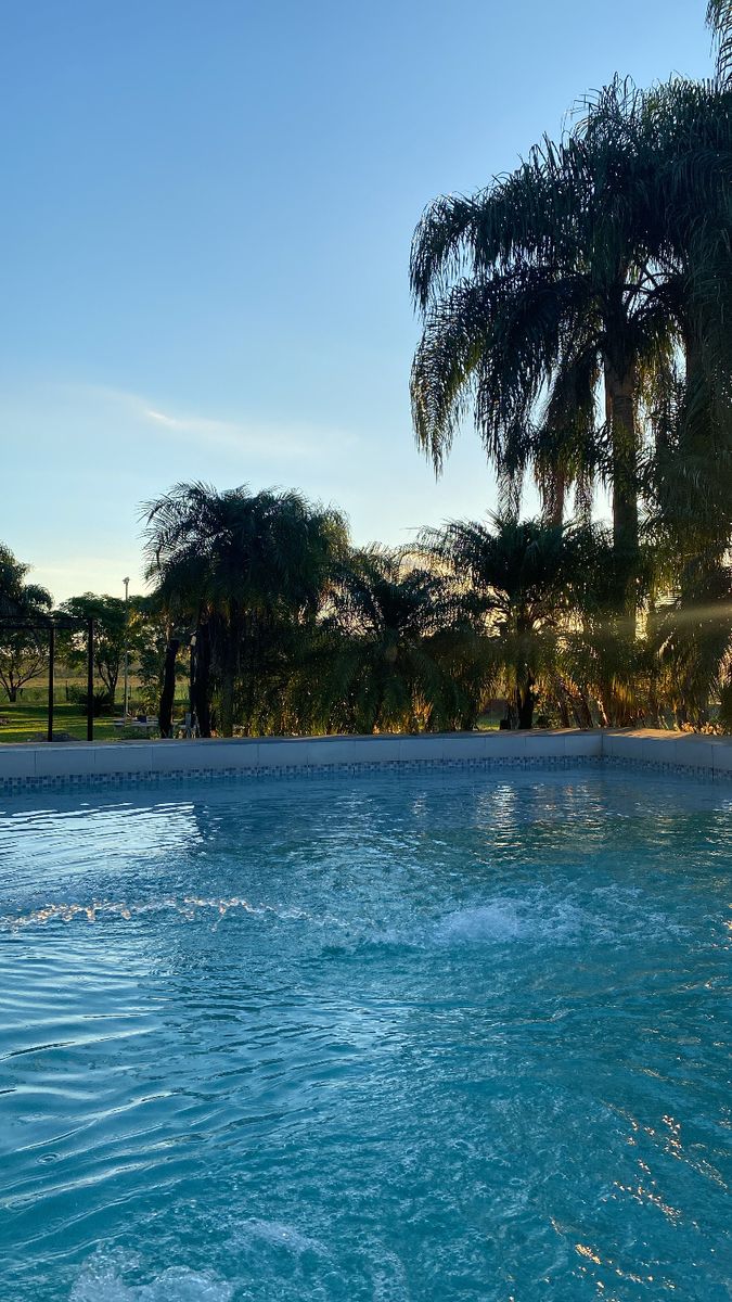 Vista panorámica de la piscina y el parque
